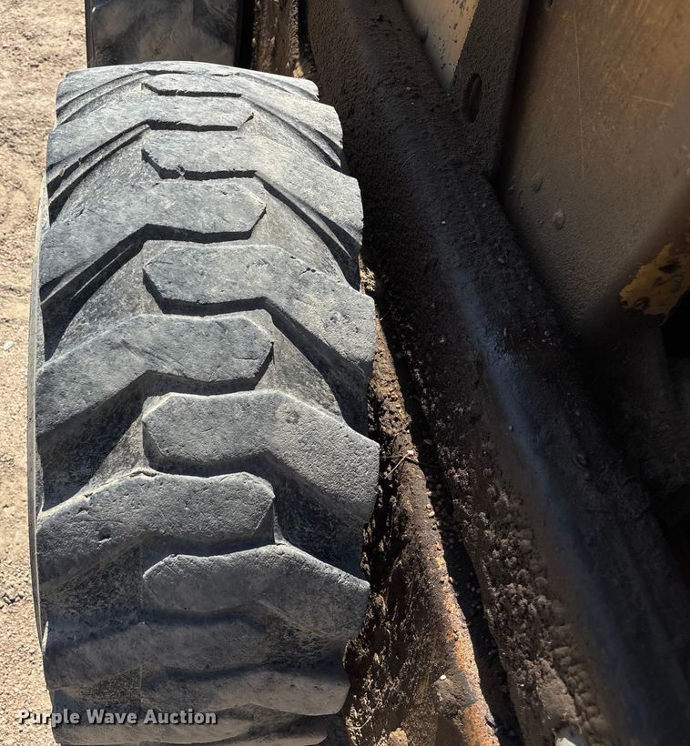 image for item ET8007 1989 New Holland L785 skid steer loader