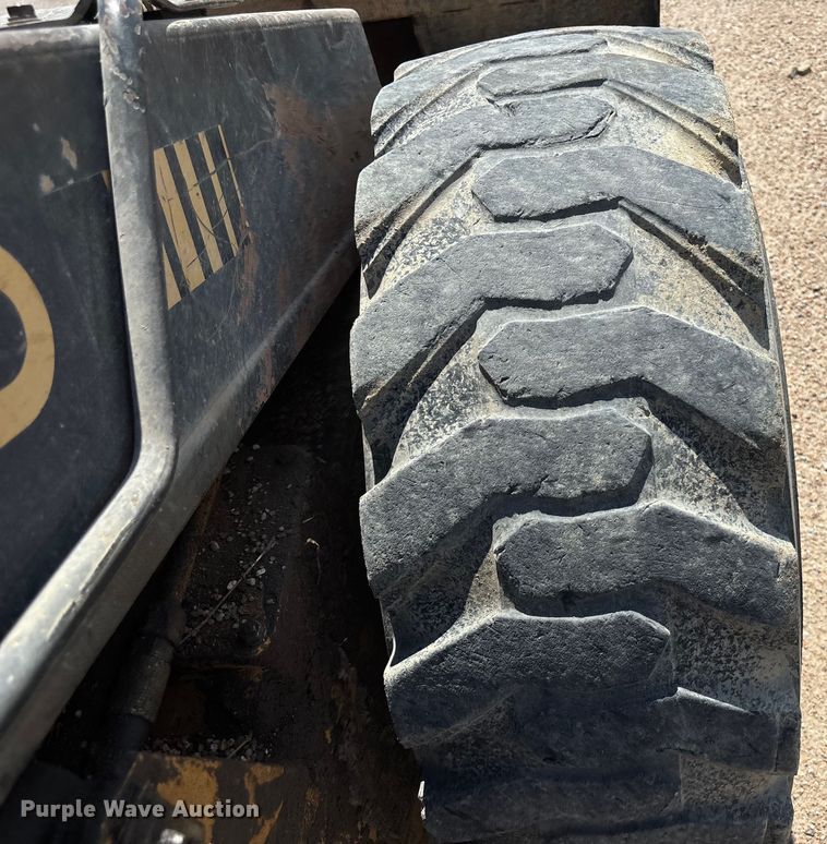 image for item ET8007 1989 New Holland L785 skid steer loader