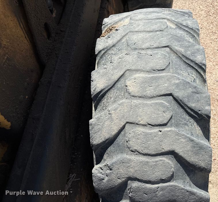 image for item ET8007 1989 New Holland L785 skid steer loader