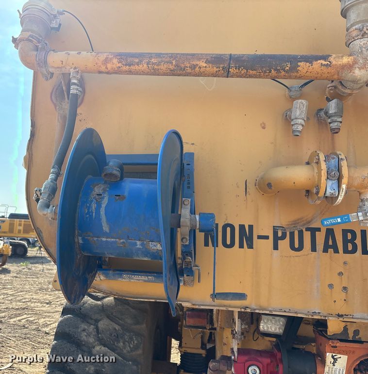 image for item EU0068 2006 Caterpillar 730 water wagon