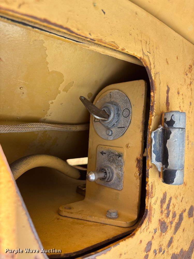 image for item EU0068 2006 Caterpillar 730 water wagon