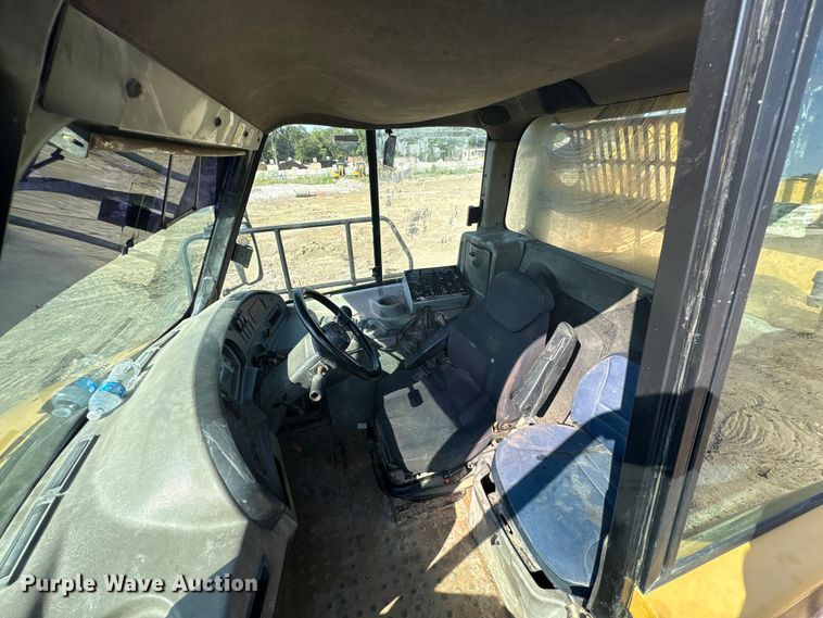 image for item EU0068 2006 Caterpillar 730 water wagon