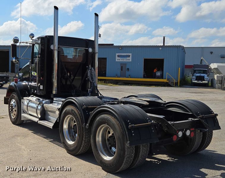 image for item EV1586 2006 Kenworth T800 semi truck