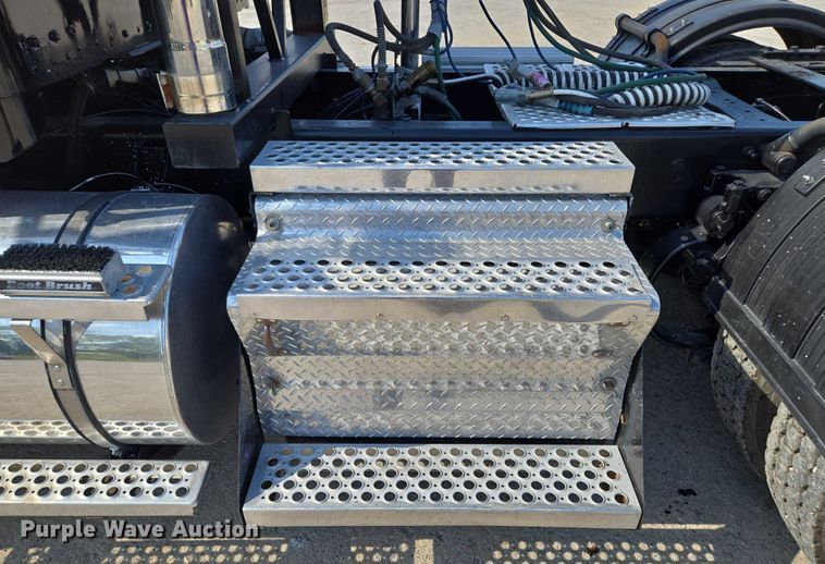 image for item EV1586 2006 Kenworth T800 semi truck