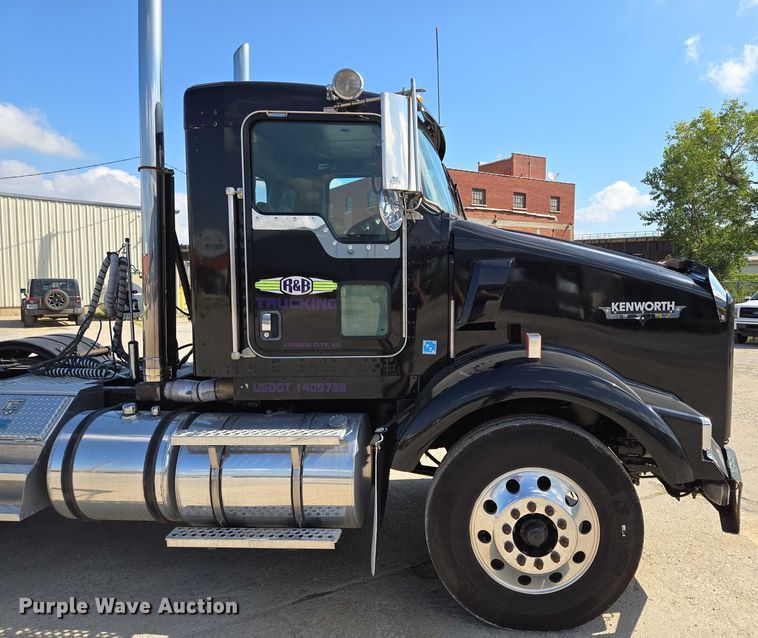 image for item EV1586 2006 Kenworth T800 semi truck