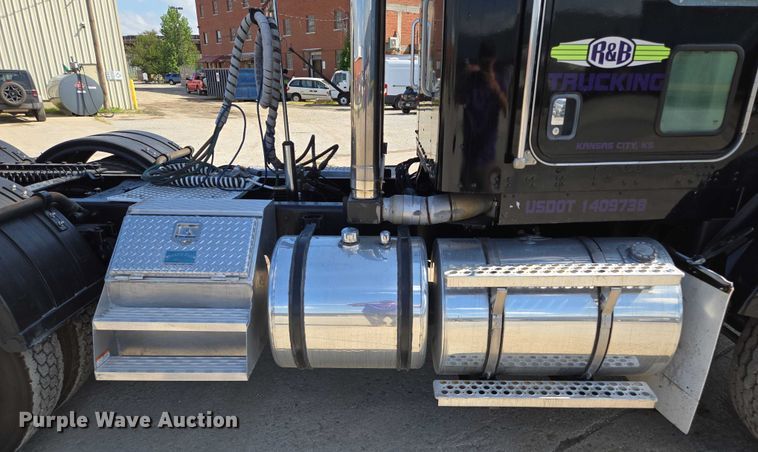 image for item EV1586 2006 Kenworth T800 semi truck