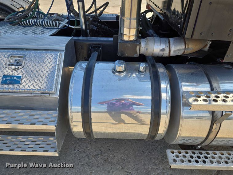 image for item EV1586 2006 Kenworth T800 semi truck