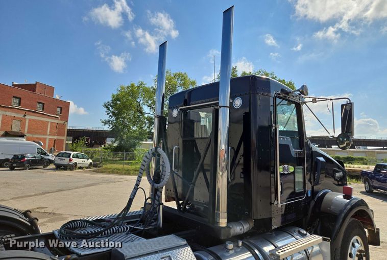 image for item EV1586 2006 Kenworth T800 semi truck