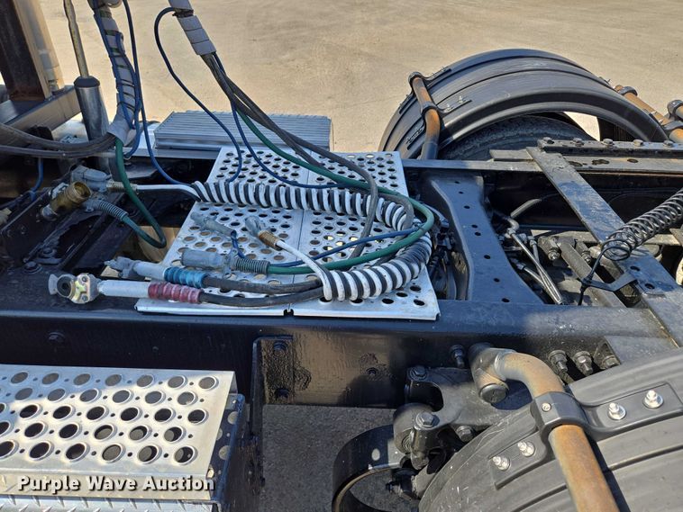 image for item EV1586 2006 Kenworth T800 semi truck