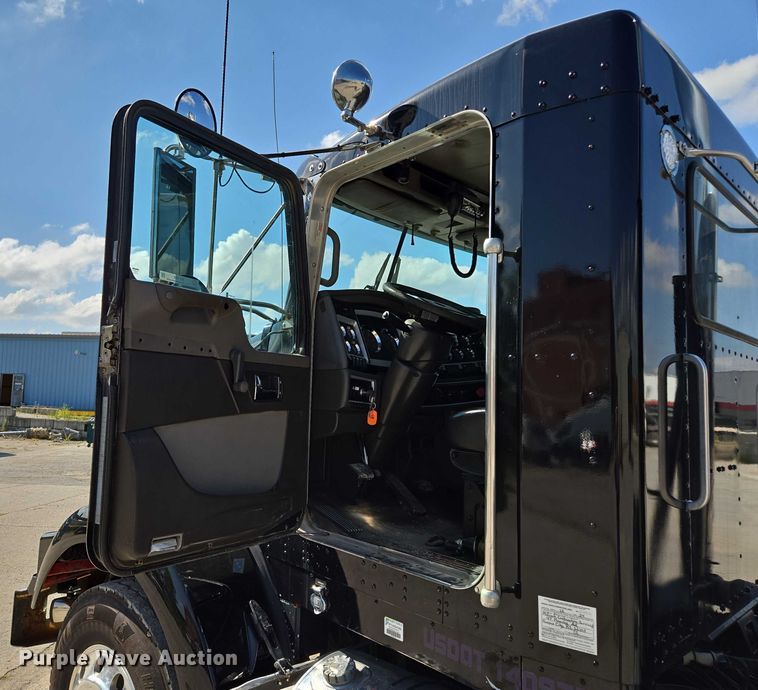 image for item EV1586 2006 Kenworth T800 semi truck