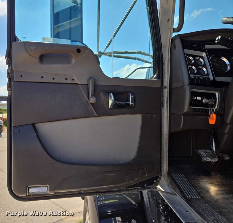 image for item EV1586 2006 Kenworth T800 semi truck