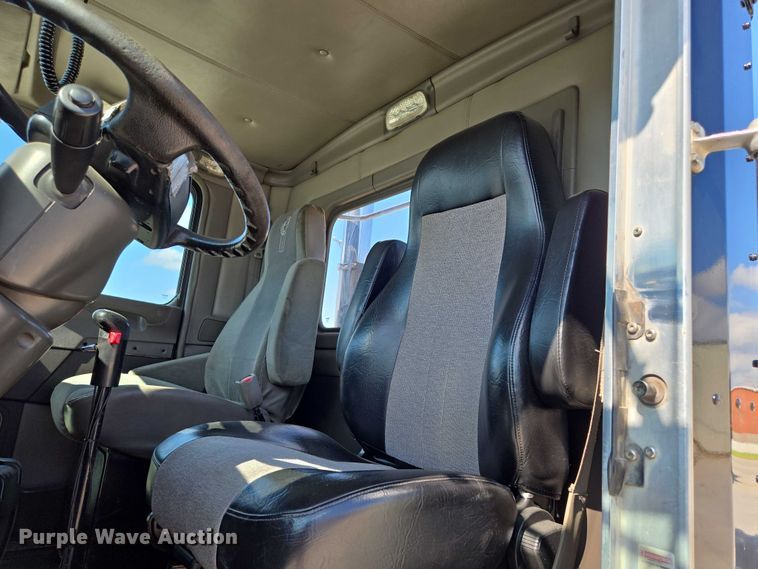 image for item EV1586 2006 Kenworth T800 semi truck