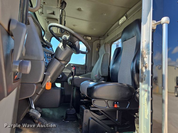 image for item EV1586 2006 Kenworth T800 semi truck