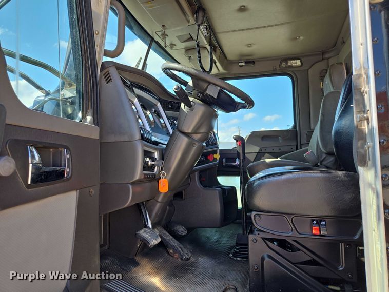 image for item EV1586 2006 Kenworth T800 semi truck