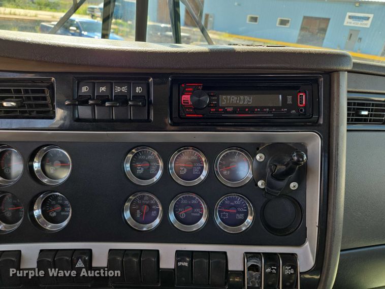 image for item EV1586 2006 Kenworth T800 semi truck