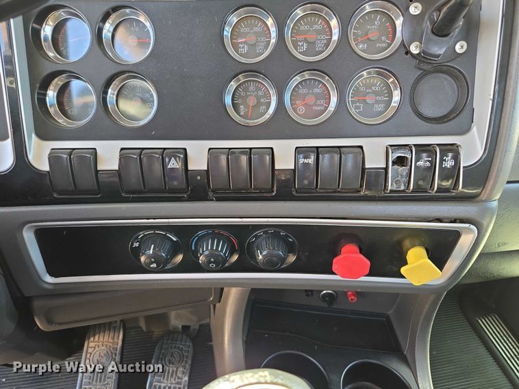 image for item EV1586 2006 Kenworth T800 semi truck