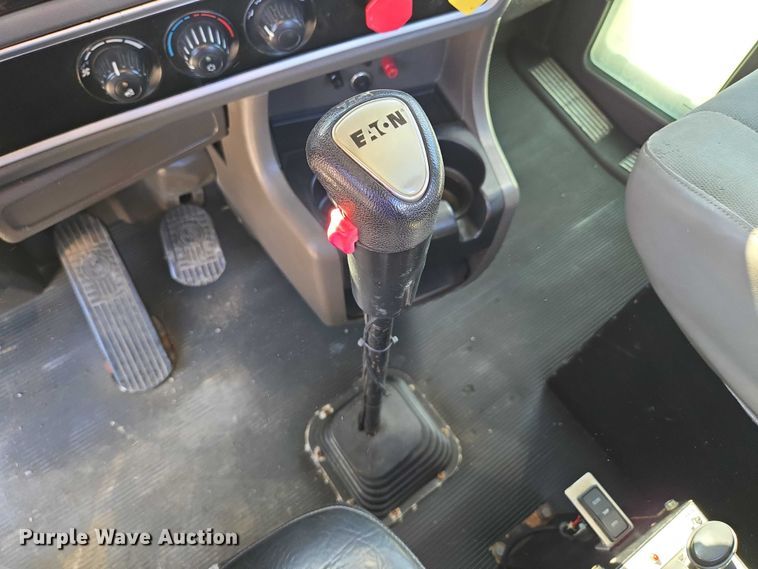 image for item EV1586 2006 Kenworth T800 semi truck