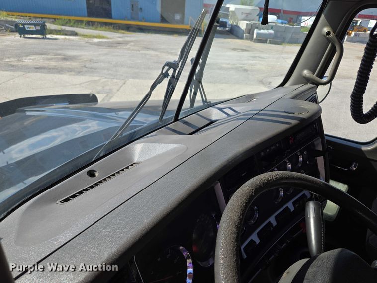 image for item EV1586 2006 Kenworth T800 semi truck