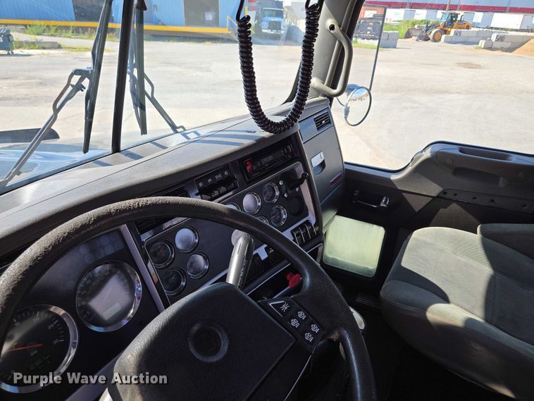 image for item EV1586 2006 Kenworth T800 semi truck