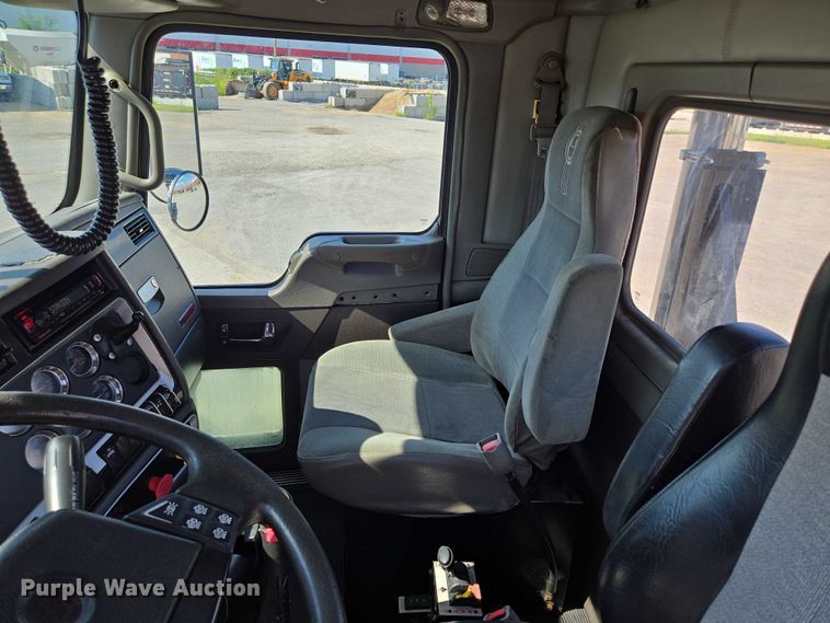 image for item EV1586 2006 Kenworth T800 semi truck