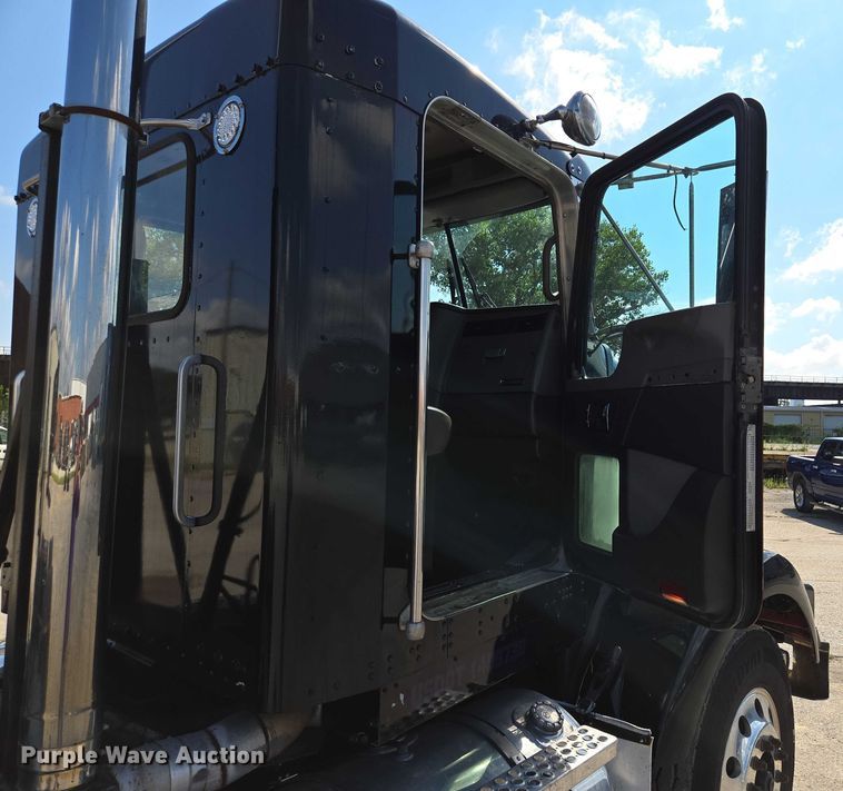 image for item EV1586 2006 Kenworth T800 semi truck