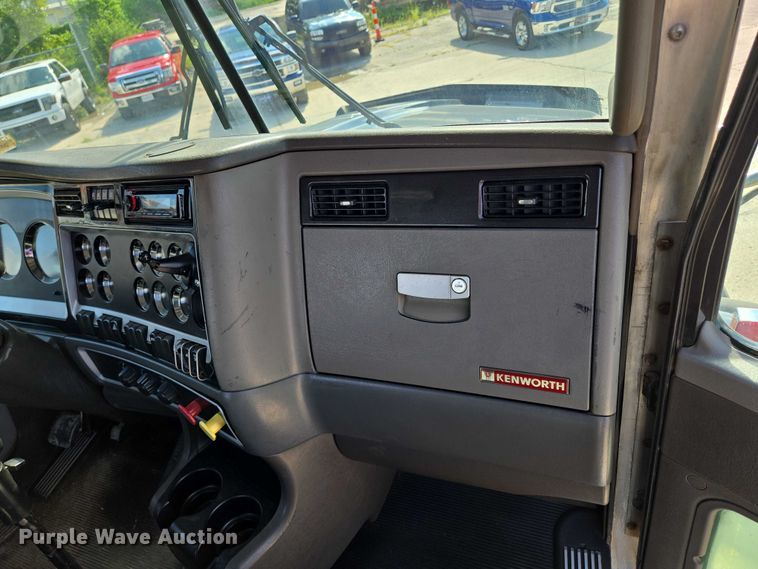 image for item EV1586 2006 Kenworth T800 semi truck