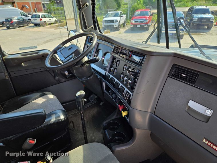 image for item EV1586 2006 Kenworth T800 semi truck