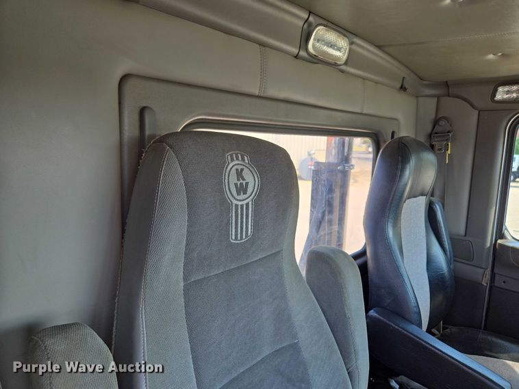 image for item EV1586 2006 Kenworth T800 semi truck