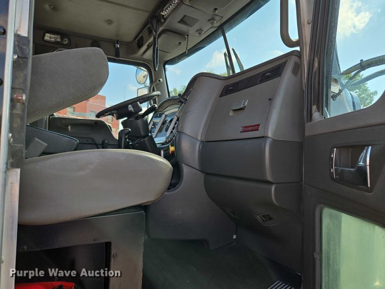 image for item EV1586 2006 Kenworth T800 semi truck