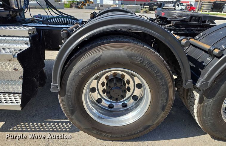 image for item EV1586 2006 Kenworth T800 semi truck