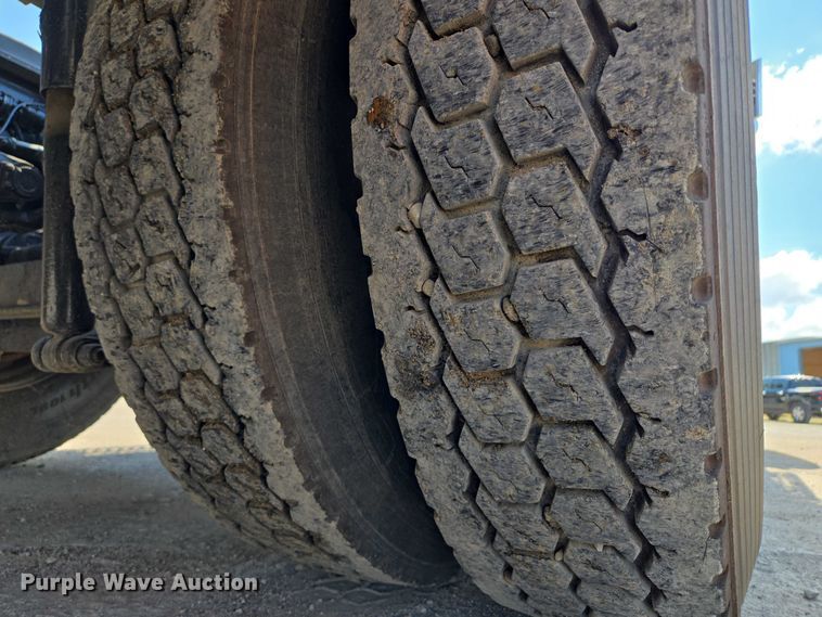 image for item EV1586 2006 Kenworth T800 semi truck