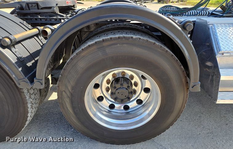 image for item EV1586 2006 Kenworth T800 semi truck