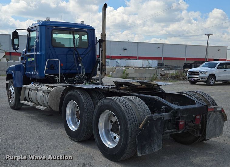image for item EV1588 2012 Mack CHU613 semi truck