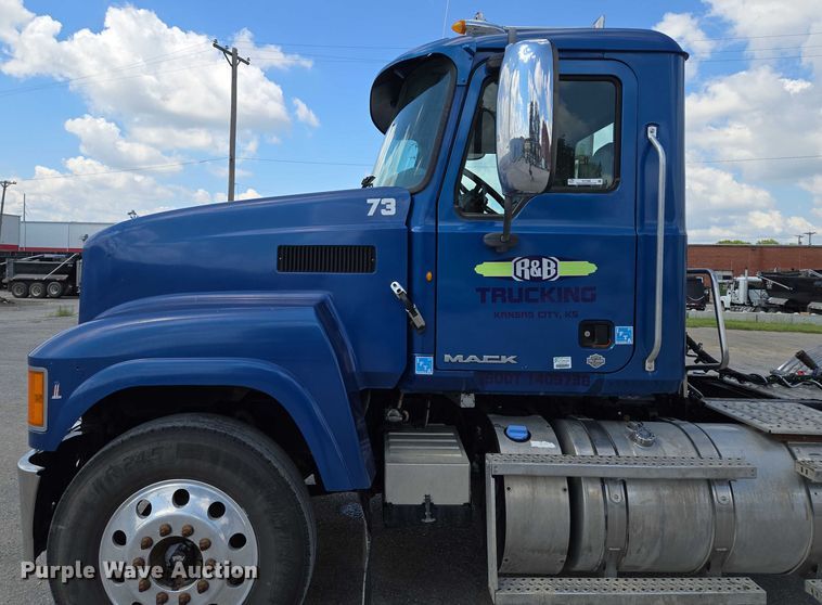 image for item EV1588 2012 Mack CHU613 semi truck