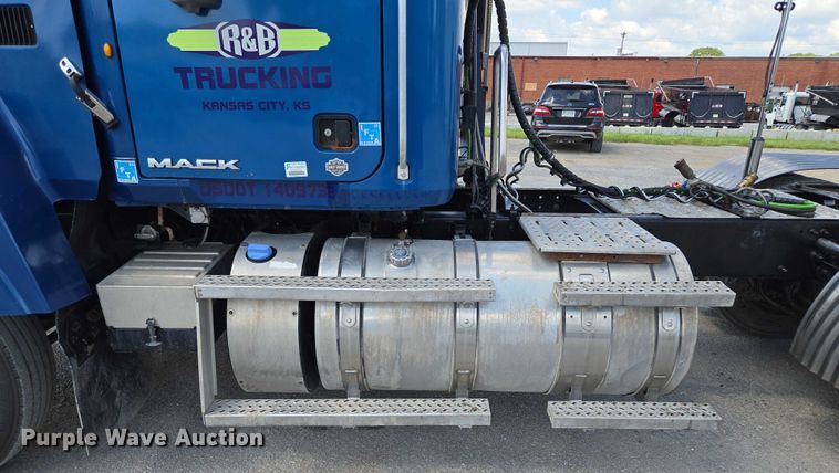 image for item EV1588 2012 Mack CHU613 semi truck