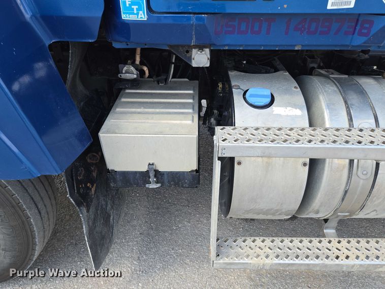 image for item EV1588 2012 Mack CHU613 semi truck