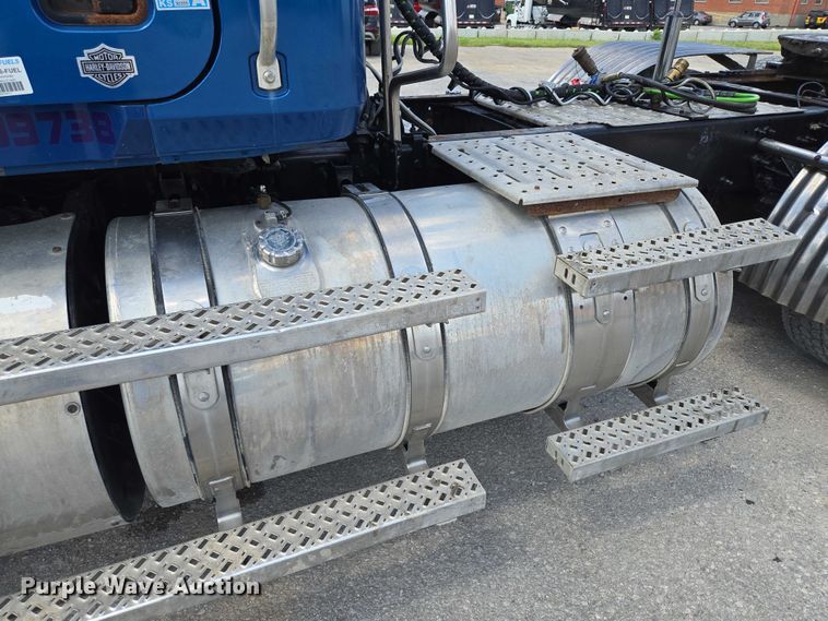 image for item EV1588 2012 Mack CHU613 semi truck