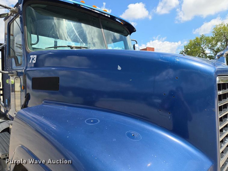 image for item EV1588 2012 Mack CHU613 semi truck