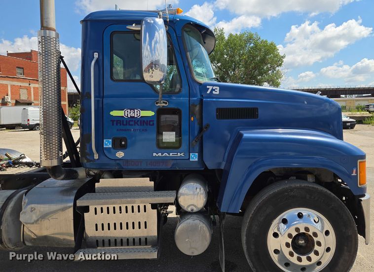image for item EV1588 2012 Mack CHU613 semi truck