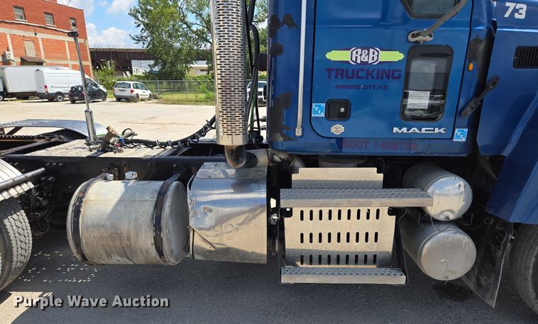 image for item EV1588 2012 Mack CHU613 semi truck