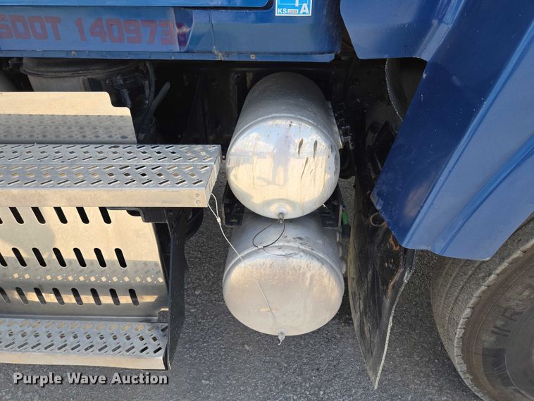 image for item EV1588 2012 Mack CHU613 semi truck