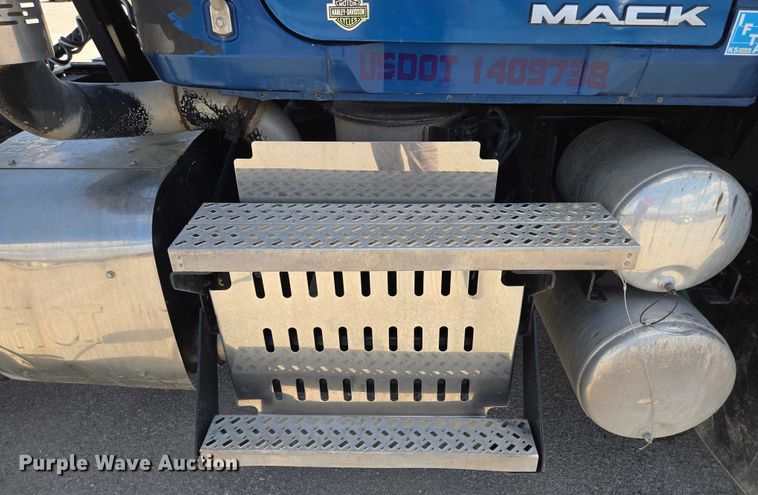 image for item EV1588 2012 Mack CHU613 semi truck