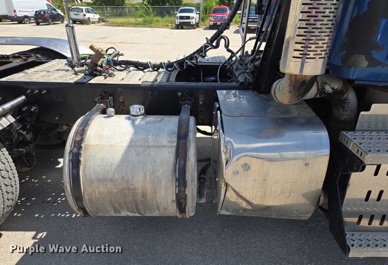 image for item EV1588 2012 Mack CHU613 semi truck