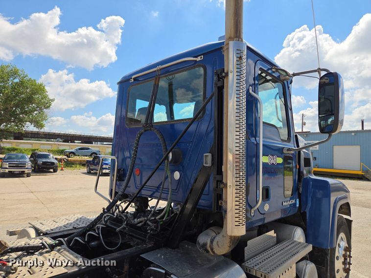 image for item EV1588 2012 Mack CHU613 semi truck