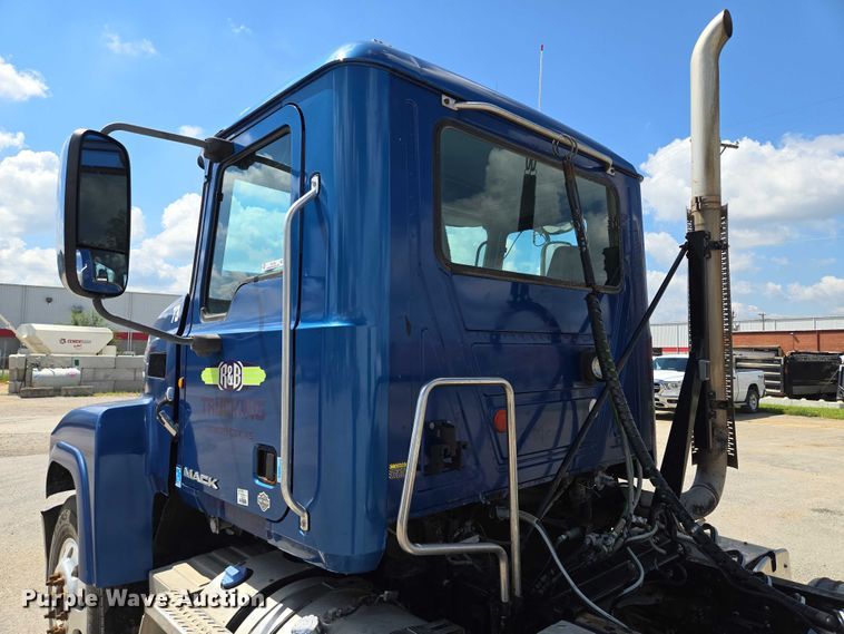 image for item EV1588 2012 Mack CHU613 semi truck