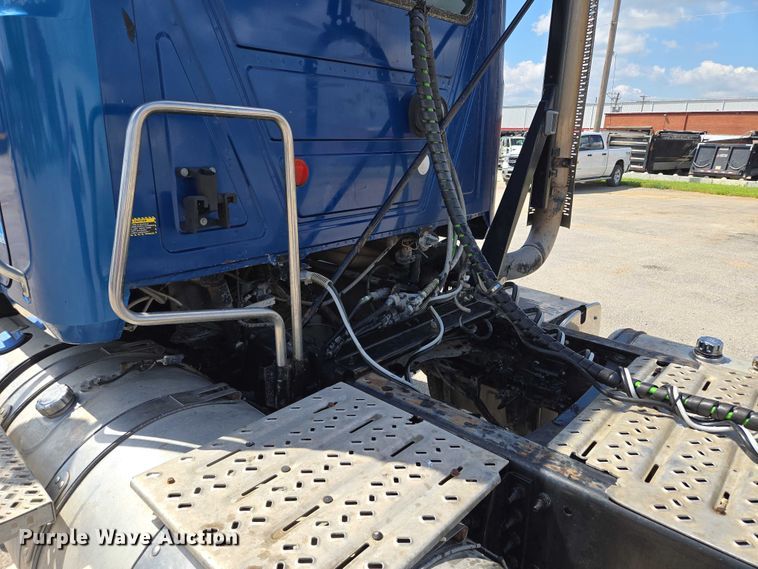 image for item EV1588 2012 Mack CHU613 semi truck