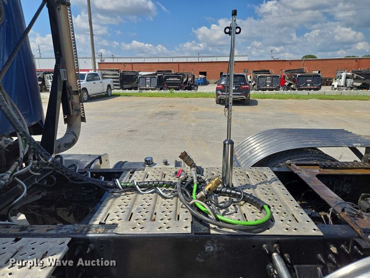 image for item EV1588 2012 Mack CHU613 semi truck