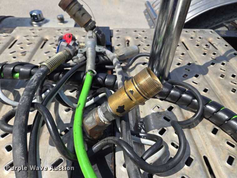 image for item EV1588 2012 Mack CHU613 semi truck