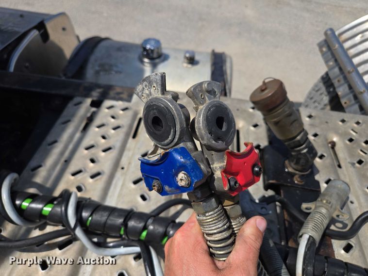 image for item EV1588 2012 Mack CHU613 semi truck