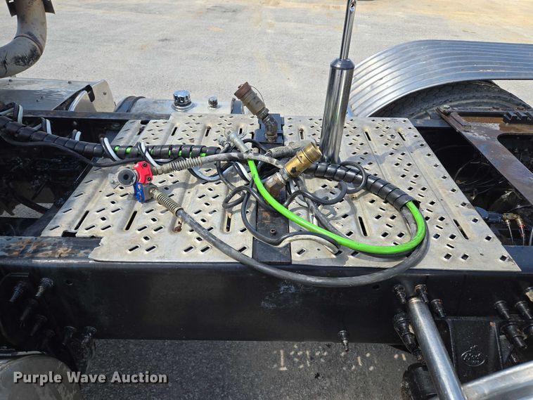 image for item EV1588 2012 Mack CHU613 semi truck